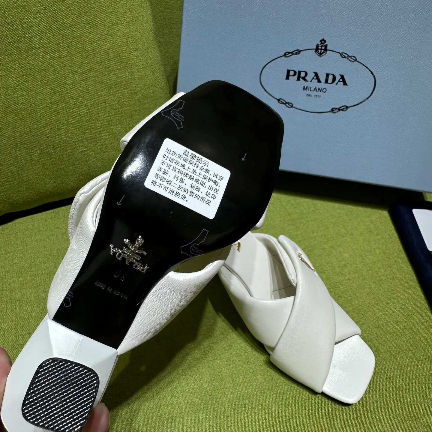 👟👟Ex-factory price 540👟👟 Prada 25ss new style for early spring🔥🔥✨ 🌟 Recommended by major bloggers in Xiaohongshu, developed 1-1 to highlight classic charm. Open molded outsole. Imported mixed breed sheep lining. This sandal embodies a modern design with Nappa leather, a soft-touch padding that accentuates the silhouette. Decorated with an enameled triangle metal logo for added recognition. Enamel-coated metal triangle logo Leather sole decorated with metal letter logo Lacquered heel, height 65 mm Size: 35 to 42 (40-42 customized, non-refundable)